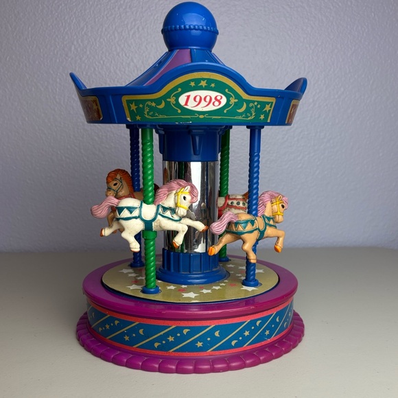 Amazon.com: Kisangel Retro Tin Wind up Carousel Horse Toy  Vintage 4 Horse Colorful Toy Carousel Spins and Plays Its a Small World